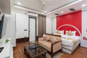 TV a/nebo společenská místnost v ubytování Hotel RK Residency Vasundhara Ghaziabad Delhi NCR