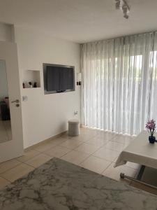 Un televizor și/sau centru de divertisment la Appartement à Frejus avec piscine et terrasse