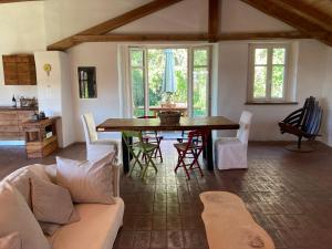 ein Wohnzimmer mit Tisch und Stühlen in der Unterkunft Greeneria in Guarene