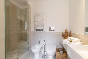 Un baño con inodoro, ducha y lavabo. en Palais de la rose 3, en Menton 32 fotos más