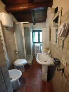 a bathroom with two sinks and a toilet and a mirror at B&B Le spighe in Ceprano