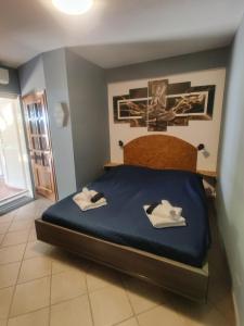 um quarto com uma cama com duas toalhas em Vicky's B&B by V em Papasidero mais 85 fotografias