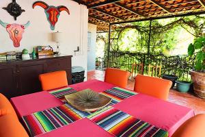 Un jardín fuera de Enjoy AC in the Queen's Suite at Inn Ajijic