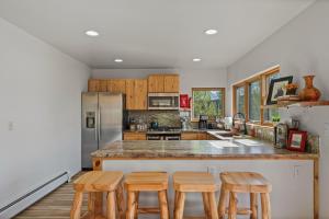 Η κουζίνα ή μικρή κουζίνα στο Secluded Mtn home by Purg, Hot Tub, Views! Pets ok