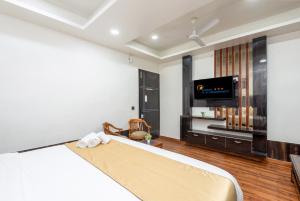 TV a/nebo společenská místnost v ubytování Hotel RK Residency Vasundhara Ghaziabad Delhi NCR