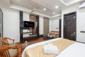 Postel nebo postele na pokoji v ubytování Hotel RK Residency Vasundhara Ghaziabad Delhi NCR