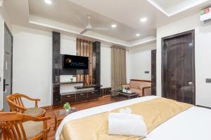 TV a/nebo společenská místnost v ubytování Hotel RK Residency Vasundhara Ghaziabad Delhi NCR