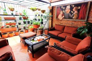 Un lugar para sentarse en Enjoy AC in the Queen's Suite at Inn Ajijic