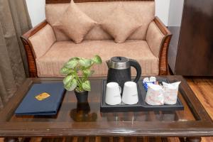 Příslušenství pro přípravu čaje a kávy v ubytování Hotel RK Residency Vasundhara Ghaziabad Delhi NCR