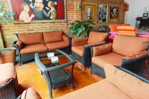 Un lugar para sentarse en Enjoy AC in the Queen's Suite at Inn Ajijic