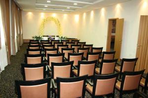 uma fila de cadeiras numa sala com um arco em Hotel Crystal em Saraievo