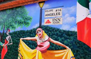 Huéspedes de Enjoy AC in the Queen's Suite at Inn Ajijic