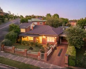 una vista aérea de una casa en Botanical gardens retreat, en Albury 5 fotos más