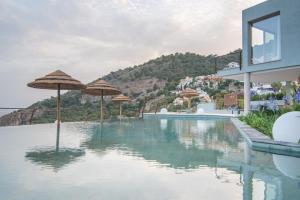 una piscina con sombrillas en la parte superior de un edificio en Hotel Hyalma Cliff - Adults Only, en La Herradura
