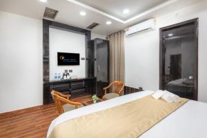 TV a/nebo společenská místnost v ubytování Hotel RK Residency Vasundhara Ghaziabad Delhi NCR