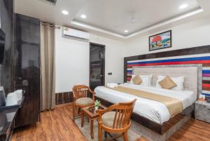 Postel nebo postele na pokoji v ubytování Hotel RK Residency Vasundhara Ghaziabad Delhi NCR