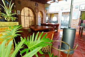 Un lugar para sentarse en Enjoy AC in the Queen's Suite at Inn Ajijic
