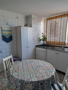Kuchyňa alebo kuchynka v ubytovaní An apartment in Xeraco with 3 bedrooms, located near beach and Gandia