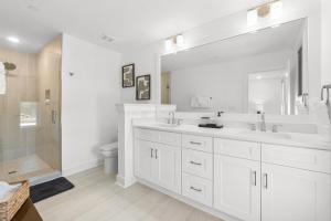 Un baño blanco con dos lavabos y una ducha. en 30A Beach House - Coastal Allure by Panhandle Getaways, en Santa Rosa Beach 47 fotos más