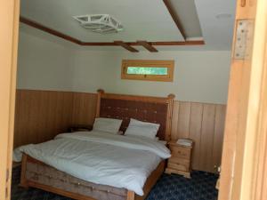 Postel nebo postele na pokoji v ubytování Kaghan Hills Resort