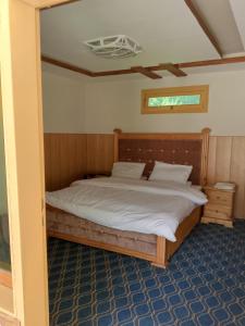 Postel nebo postele na pokoji v ubytování Kaghan Hills Resort