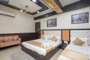 Postel nebo postele na pokoji v ubytování Hotel RK Residency Vasundhara Ghaziabad Delhi NCR