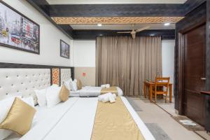 Postel nebo postele na pokoji v ubytování Hotel RK Residency Vasundhara Ghaziabad Delhi NCR