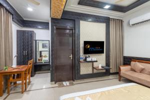 TV a/nebo společenská místnost v ubytování Hotel RK Residency Vasundhara Ghaziabad Delhi NCR