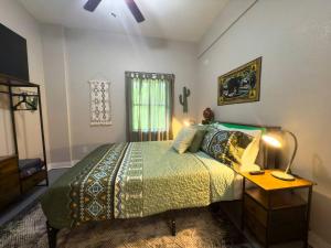 Postel nebo postele na pokoji v ubytování Peace in the Holler