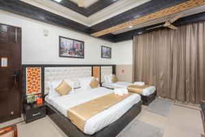 Postel nebo postele na pokoji v ubytování Hotel RK Residency Vasundhara Ghaziabad Delhi NCR