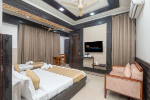 Postel nebo postele na pokoji v ubytování Hotel RK Residency Vasundhara Ghaziabad Delhi NCR