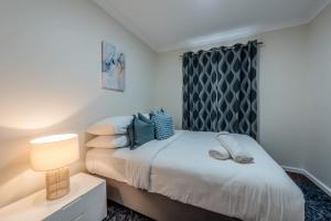 una camera da letto con un letto con una lampada sopra di Rangeway Rescue - Older 3BR Home a Geraldton