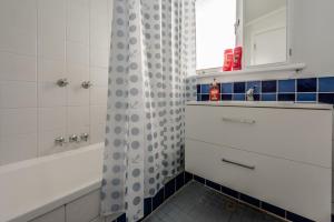 un bagno con tenda da doccia e lavandino di Rangeway Rescue - Older 3BR Home a Geraldton
