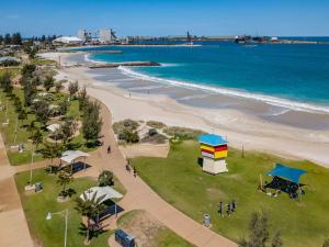 una spiaggia con un padiglione colorato e l'oceano di Rangeway Rescue - Older 3BR Home a Geraldton