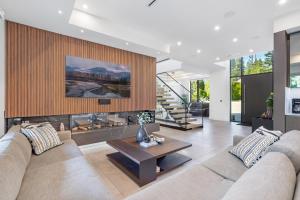 un soggiorno con divano e camino di 2505 Edgemont Blvd.- Anupoju a North Vancouver