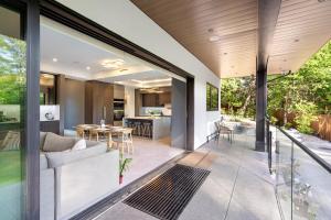 una vista interna del soggiorno e della cucina di una casa di 2505 Edgemont Blvd.- Anupoju a North Vancouver