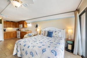 シダー・キーにあるBeach Comber 215 at Cedar Cove Condosの大きなベッドとキッチンのある寝室