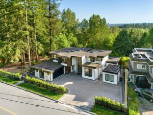 una vista aerea di una casa con vialetto di 2505 Edgemont Blvd.- Anupoju a North Vancouver