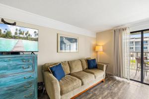 Et opholdsområde på Anchor Cove condo at Cedar Cove Condos