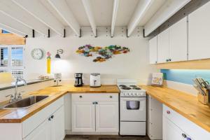 Η κουζίνα ή μικρή κουζίνα στο Scallop Shores a Cedar Cove Condo