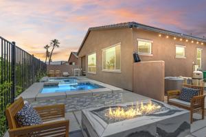 a backyard with a swimming pool and a house at Gallery at Indian Palms Walk to the Festivals Pool Hot Tub Pickleball in Indio