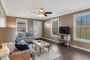 een woonkamer met een bank en een tv bij Travelers Fairview Haven in Fairview