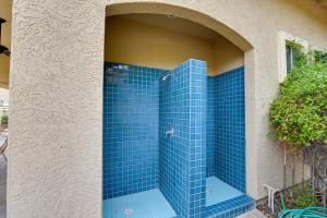 Vannituba majutusasutuses 14 Mi to Dtwn Phoenix Condo with Balcony and Spa!