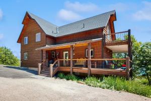ein großes Holzhaus mit einer großen Terrasse in der Unterkunft Timberland in Garden City