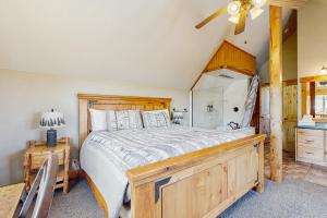 ein Schlafzimmer mit einem Bett und einem Deckenventilator in der Unterkunft Timberland in Garden City