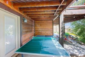 ein Pool an der Seite eines Hauses in der Unterkunft Timberland in Garden City