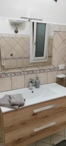 ein Badezimmer mit Waschbecken und Spiegel in der Unterkunft Daisy House in Siculiana + 20 Fotos