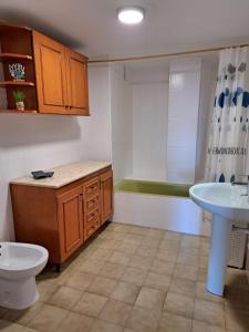Kúpeľňa v ubytovaní An apartment in Xeraco with 3 bedrooms, located near beach and Gandia