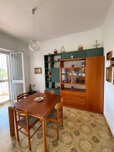 ein Esszimmer mit einem Holztisch und Stühlen in der Unterkunft Villa Oleandera a Polignano a Mare in Polignano a Mare