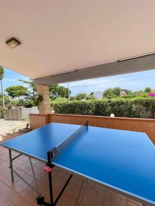 eine blaue Tischtennisplatte auf einer Terrasse in der Unterkunft Villa Oleandera a Polignano a Mare in Polignano a Mare
